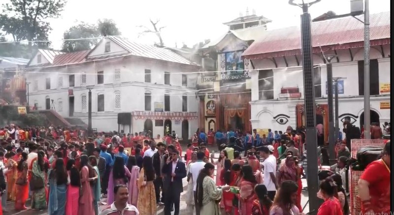 हरितालिका तीजको अवसरमा महादेवको पूजा गर्न पशुपतिमा घुइँचो